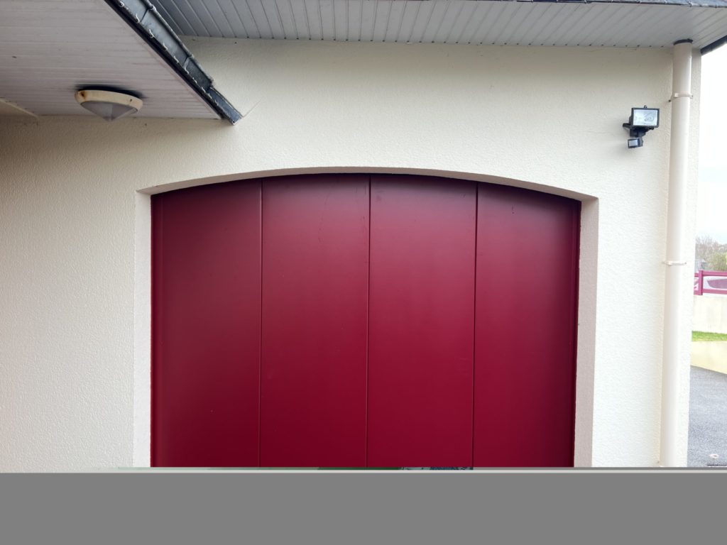 Porte de garage sectionnelle laterale a Briec - Réalisations - Quimper Concarneau