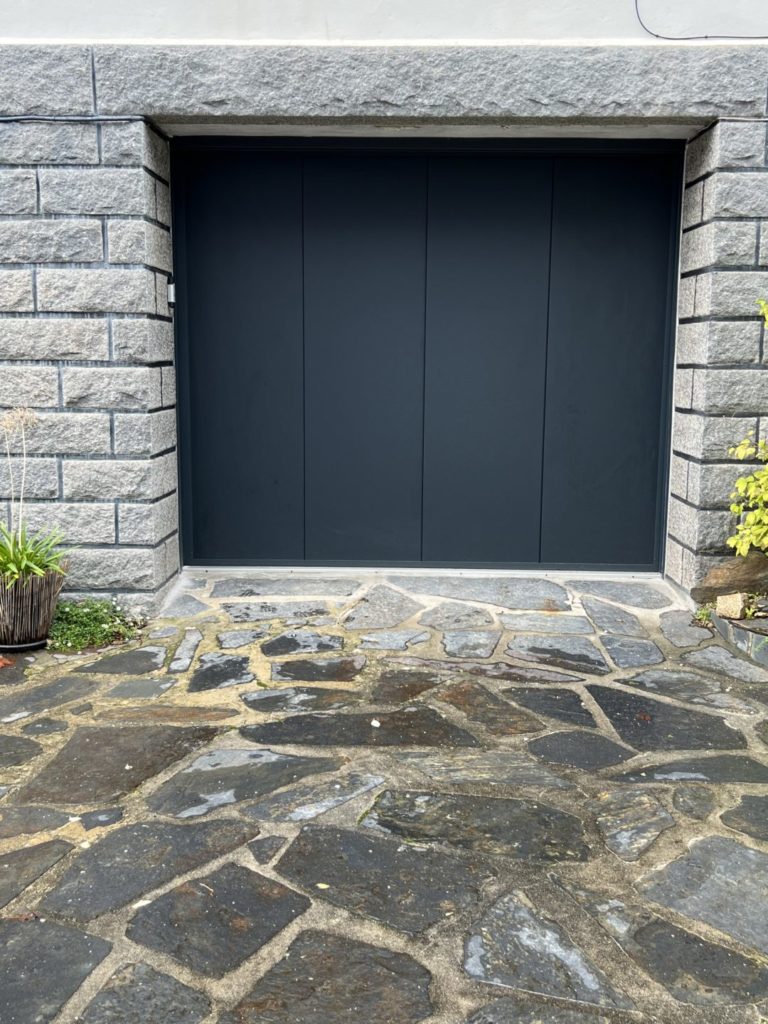 Porte de garage sectionnelle laterale a Douarnenez - Réalisations - Quimper Concarneau