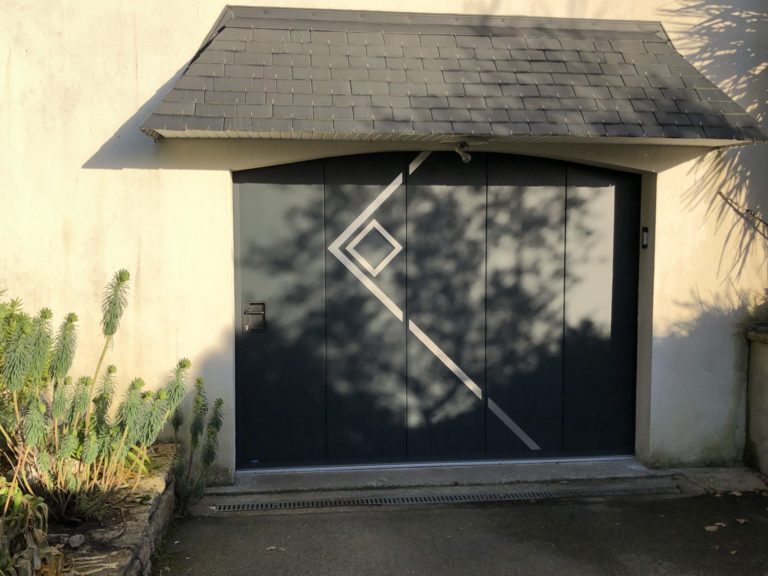 Porte de garage sectionnelle laterale motorisee a Ergue Gaberic - Portes de garage / Portails - Quimper Concarneau