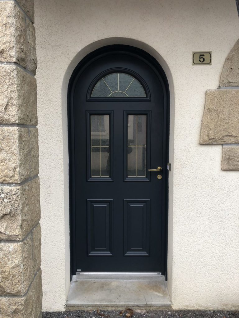 Porte dentree mixte plein cintre a Chateaulin - Réalisations - Quimper Concarneau
