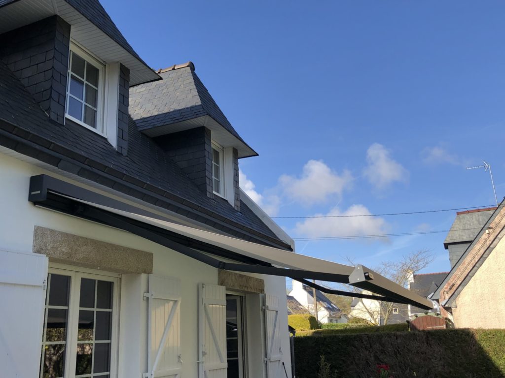 Store banne coffre motorise a Concarneau 2 - Réalisations - Quimper Concarneau