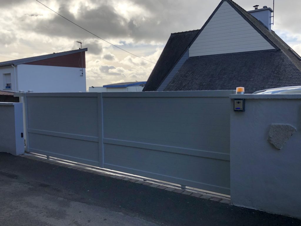 Grand portail aluminium contemporain a Quimper - Réalisations - Quimper Concarneau