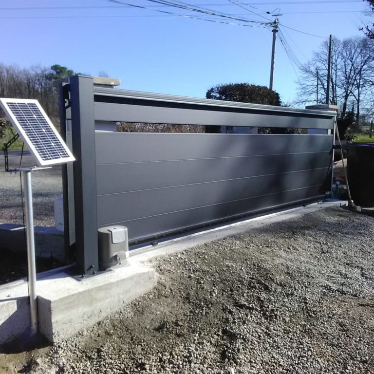 Portail aluminium GYPASS avec motorisation solaire Somfy a Chateaulin - Portes de garage / Portails - Quimper Concarneau