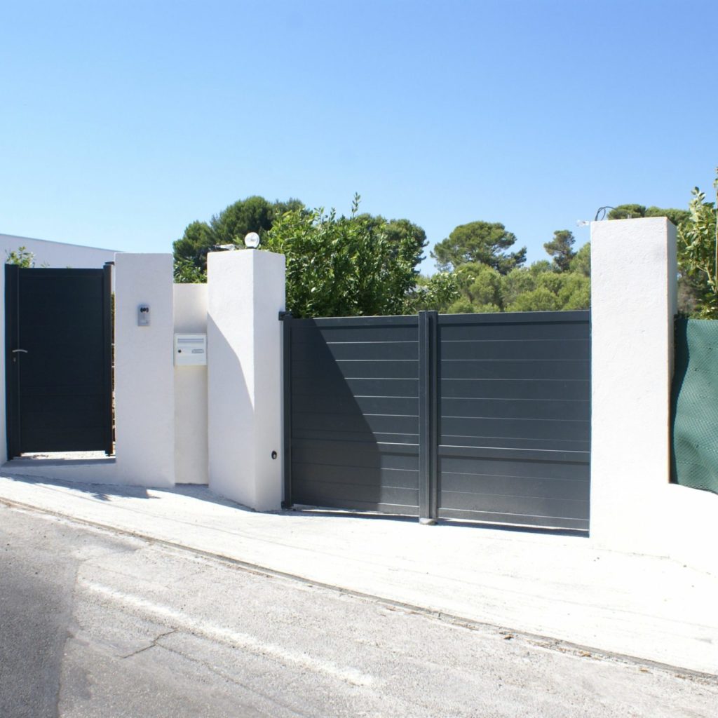 Portail battant en aluminium de marque KSM a Pleuven - Réalisations - Quimper Concarneau