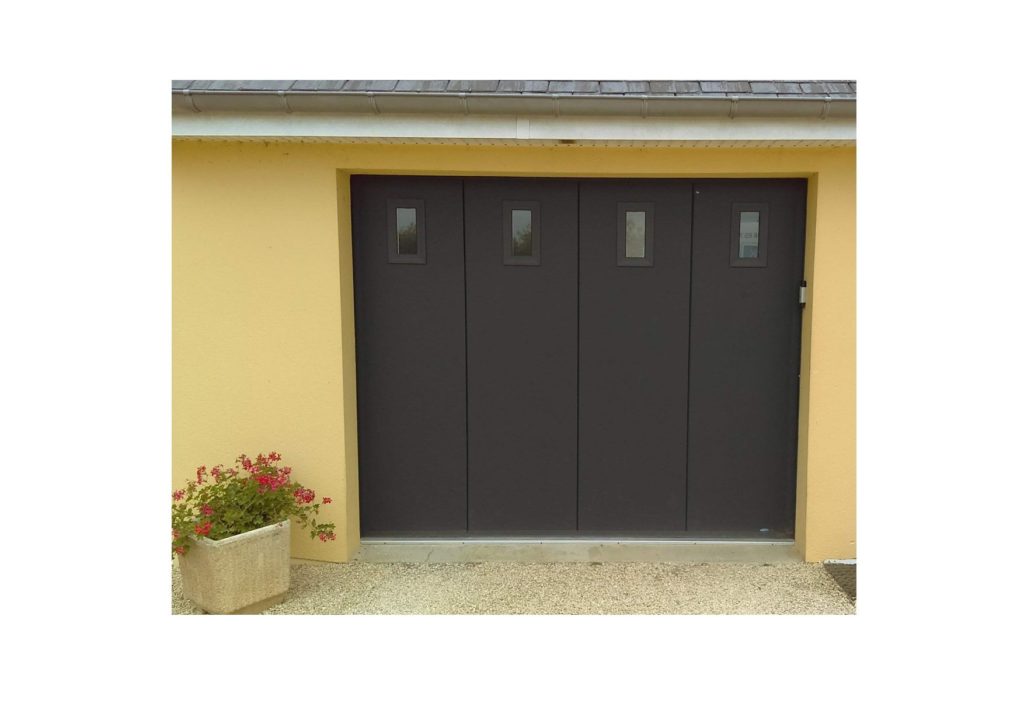 porte de garage sectionelle laterale avec digicode et hublots a Quimper - Réalisations - Quimper Concarneau