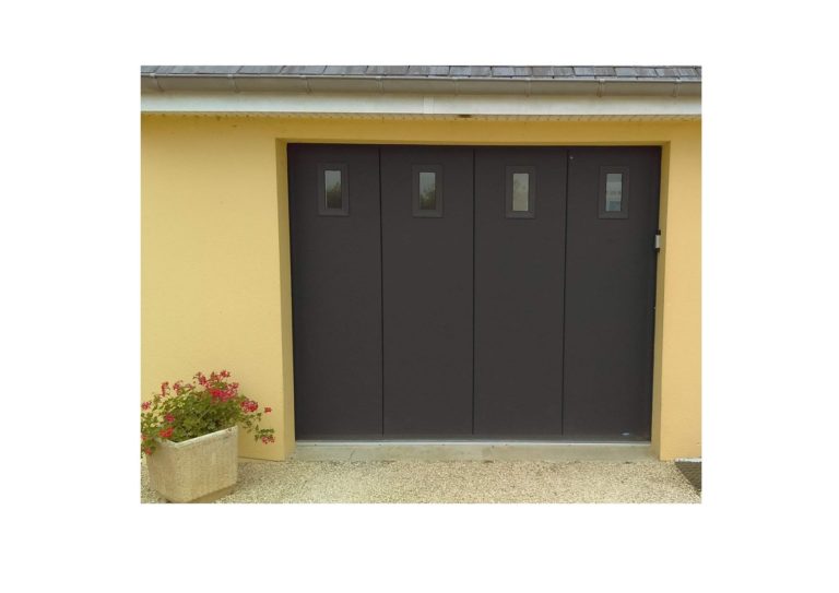 porte de garage sectionelle laterale avec digicode et hublots a Quimper - Portes de garage / Portails - Quimper Concarneau