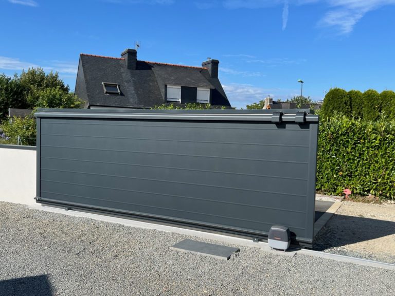 Portail coulissant aluminium motorise a Gouesnach - Portes de garage / Portails - Quimper Concarneau
