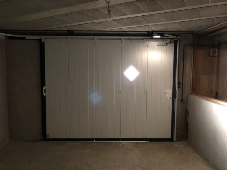 Porte de garage latérale avec portillon GYPASS à Elliant (2)