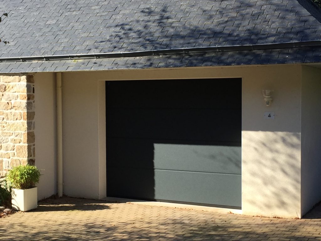 Porte de garage sectionnelle motorisee a La Foret Fouesnant - Réalisations - Quimper Concarneau