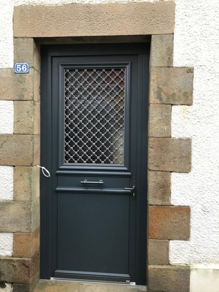 Porte dentree bois Belm a Auray - Réalisations - Quimper Concarneau