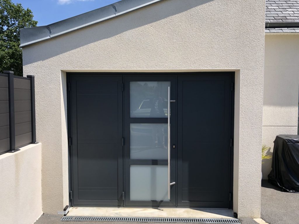 Porte de garage aluminium a vantaux a Quimper - Réalisations - Quimper Concarneau