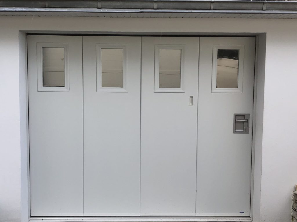 Porte de garage sectionelle laterale avec portillon a Quimper - Portes de garage / Portails - Quimper Concarneau