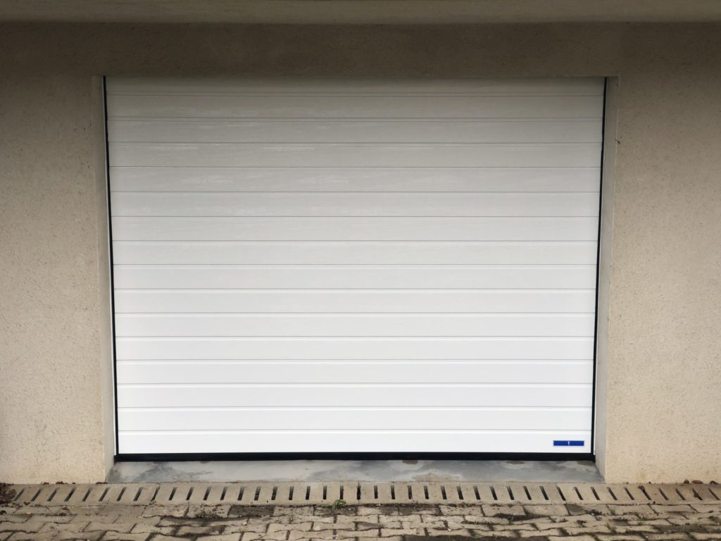 Porte de garage sectionelle plafond motorisee a Quimper - Portes de garage / Portails - Quimper Concarneau